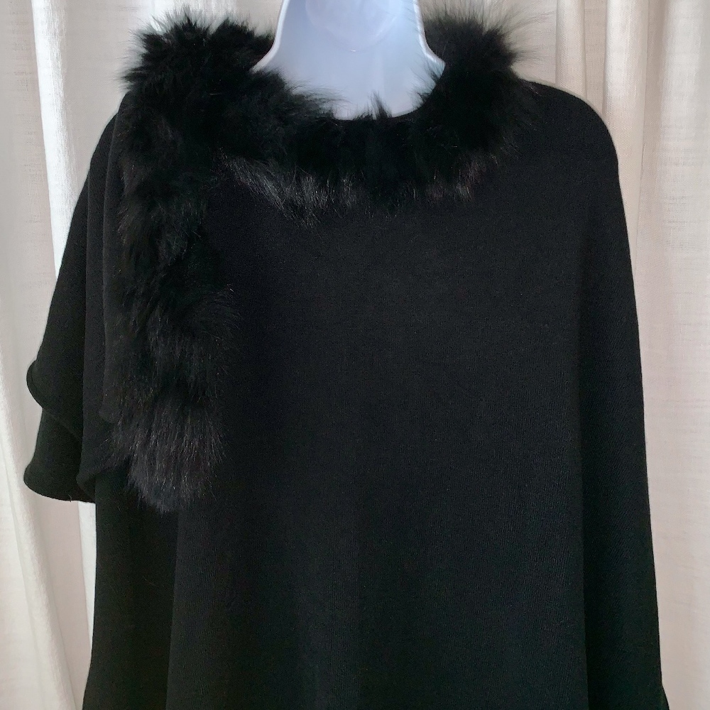 NWT- Giti Faux Fur Trimmed Poncho/Wrap!